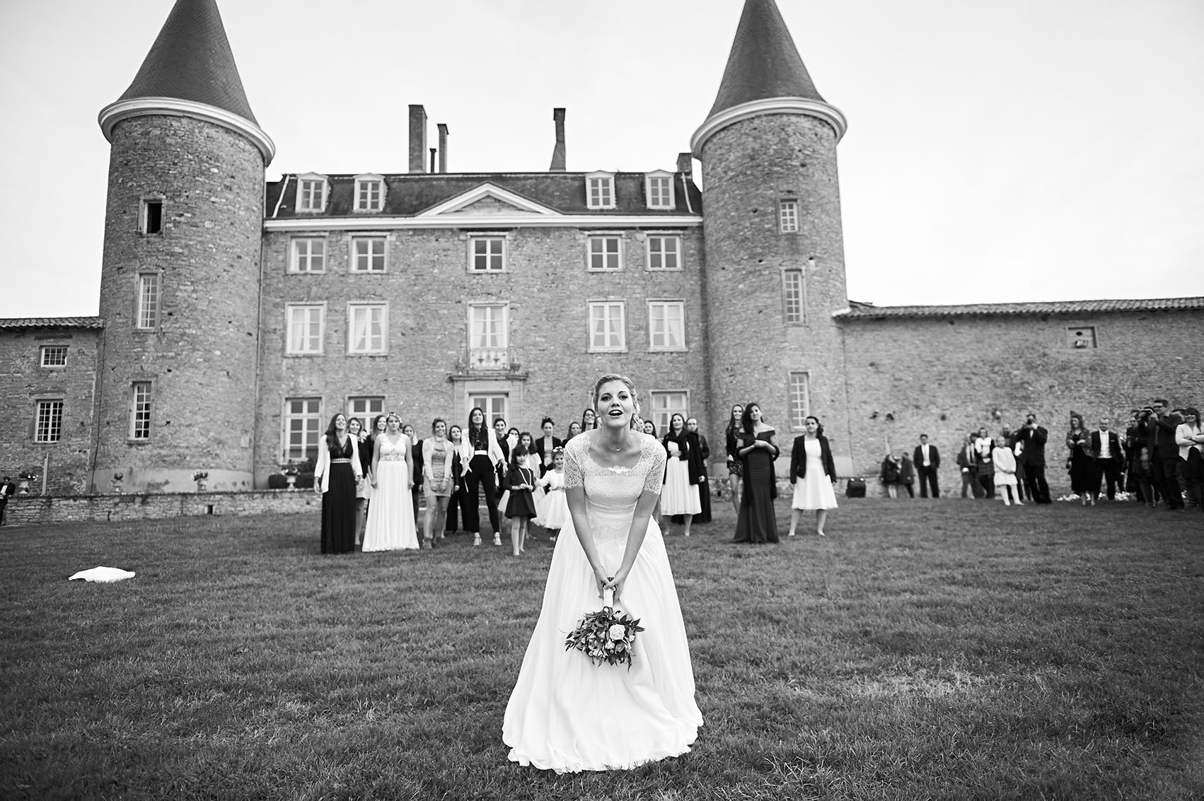 lancé du bouquet de la mariée avec un chateau en fond