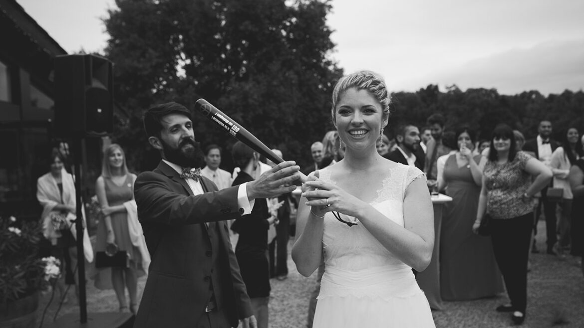 photos d'une marié avec une batte de baseball qui va jouer avec une pinata