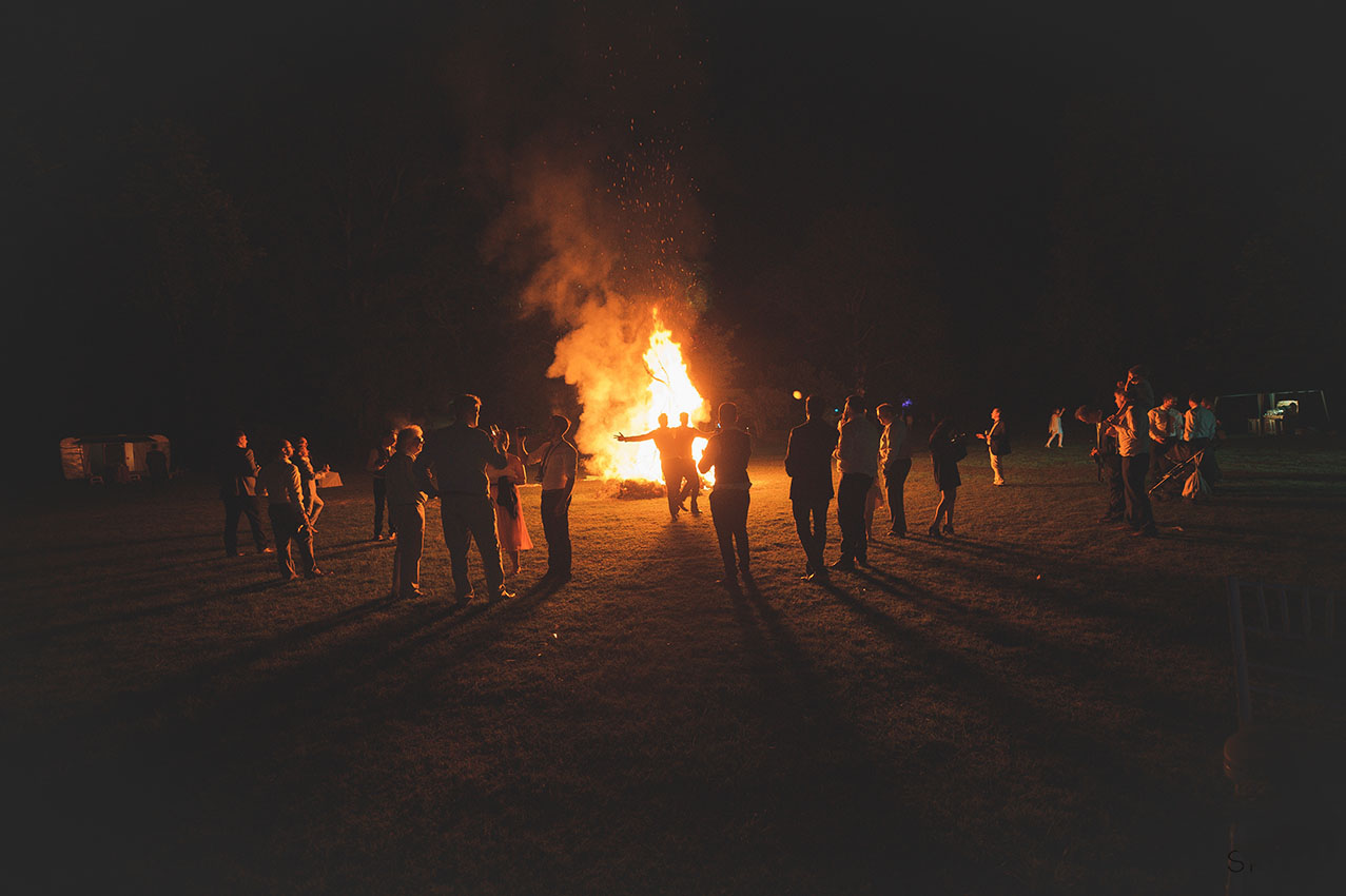 photo de soirée avec un feu de camps