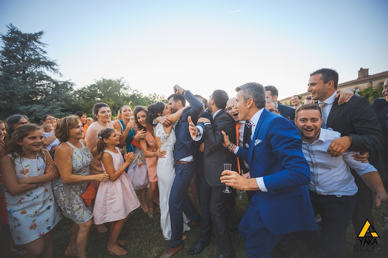 Baiser spontané des mariés au milieu de leurs invités à Toulouse