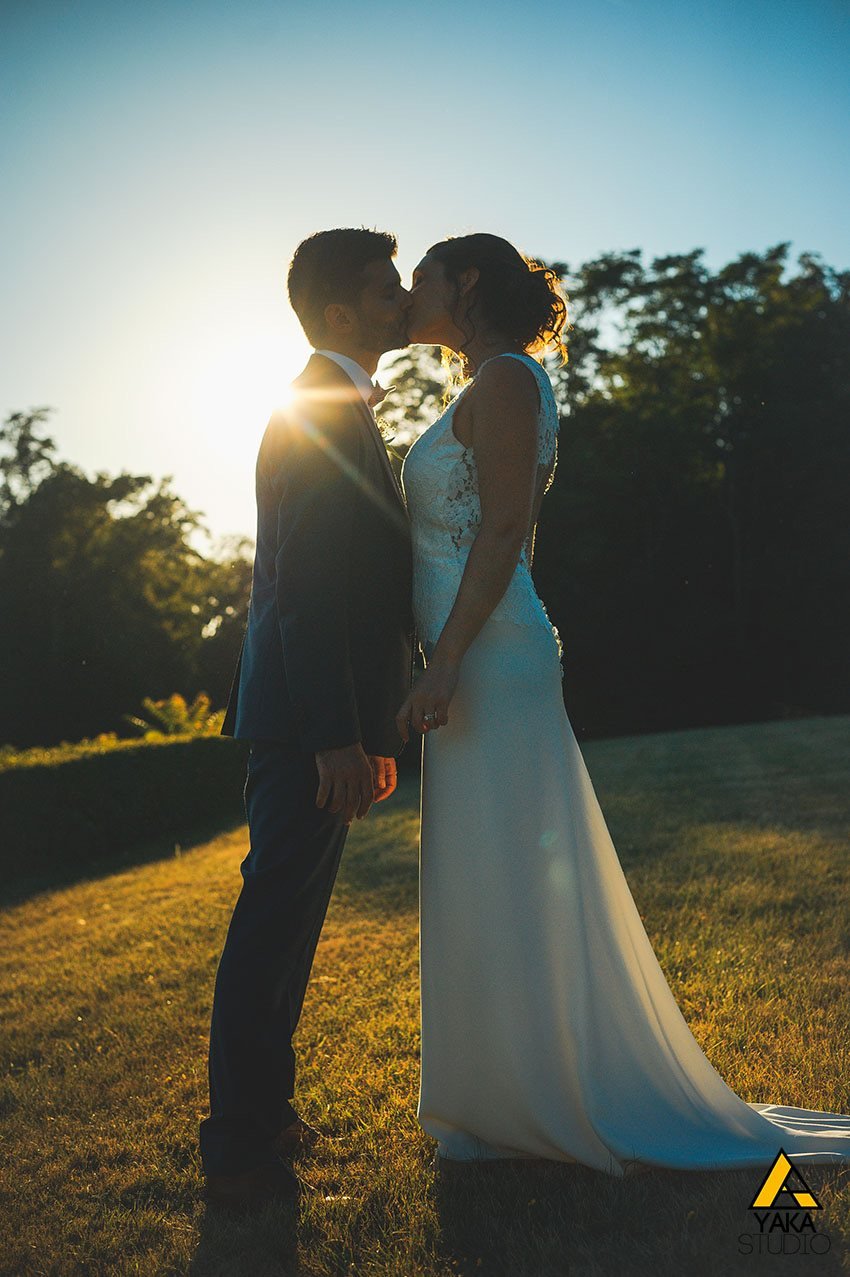 Couple de mariés au coucher du soleil, photographe de mariage Toulouse