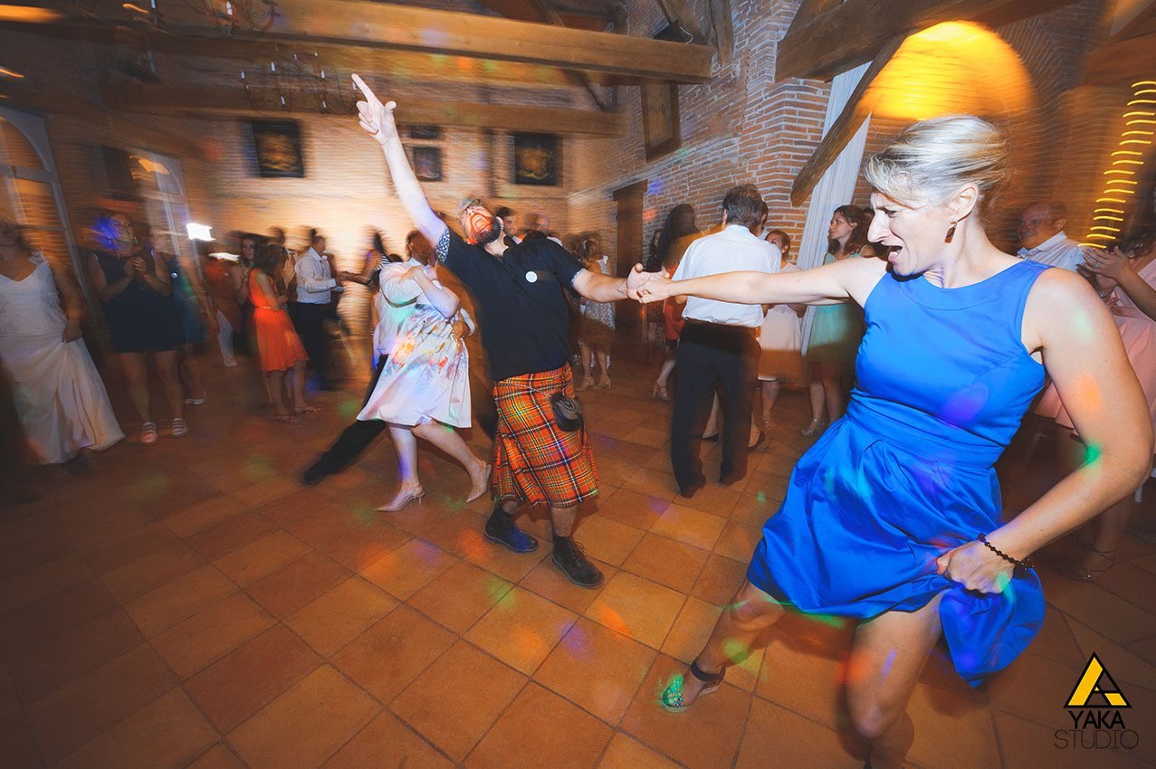 Danse pleine d’énergie pendant une fête de mariage à Toulouse