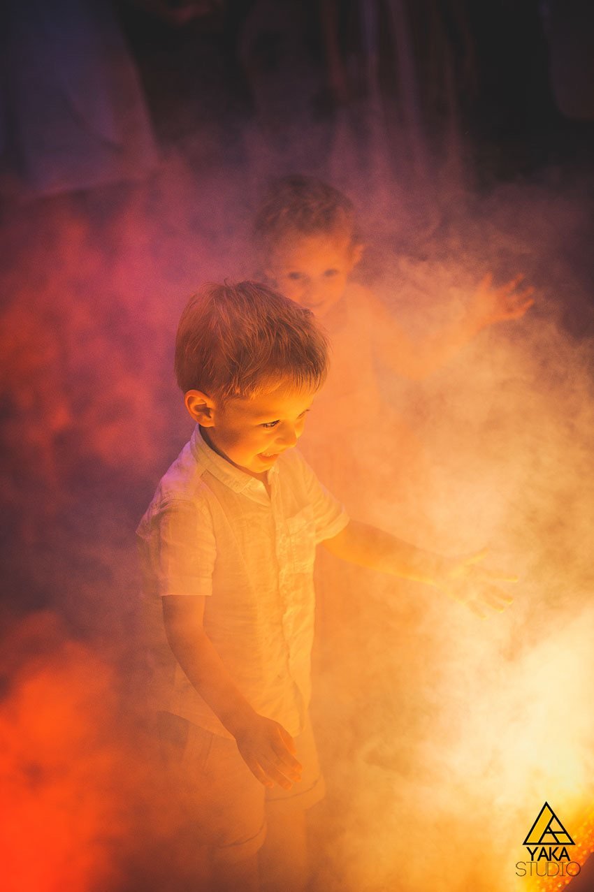 Enfant dans la fumée colorée pendant une fête de mariage