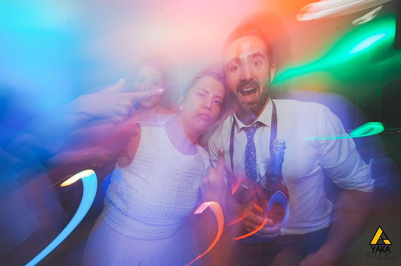 Invités dans les lumières colorées d’une soirée de mariage à Toulouse