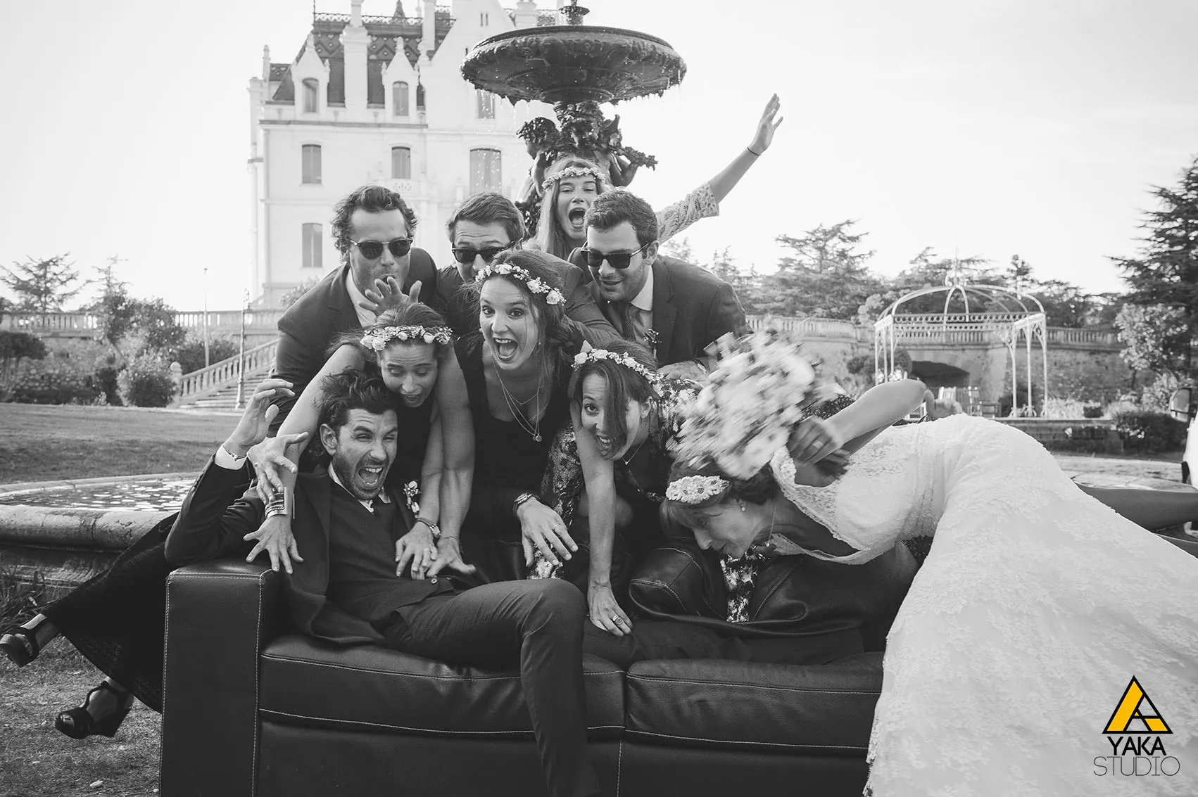Mariés et témoins dans une photo de groupe spontanée près de Toulouse