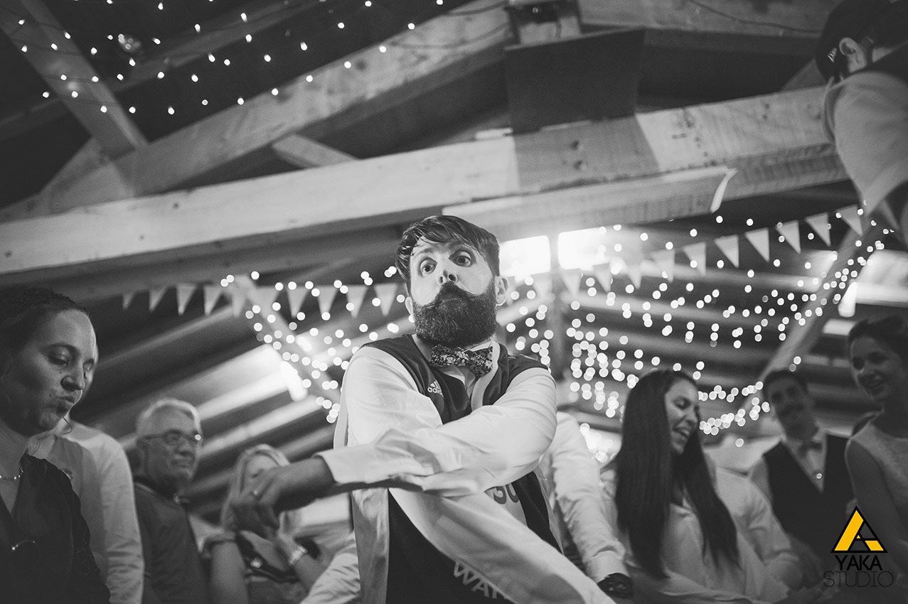 Invité dansant avec humour lors d’un mariage en Haute-Garonne