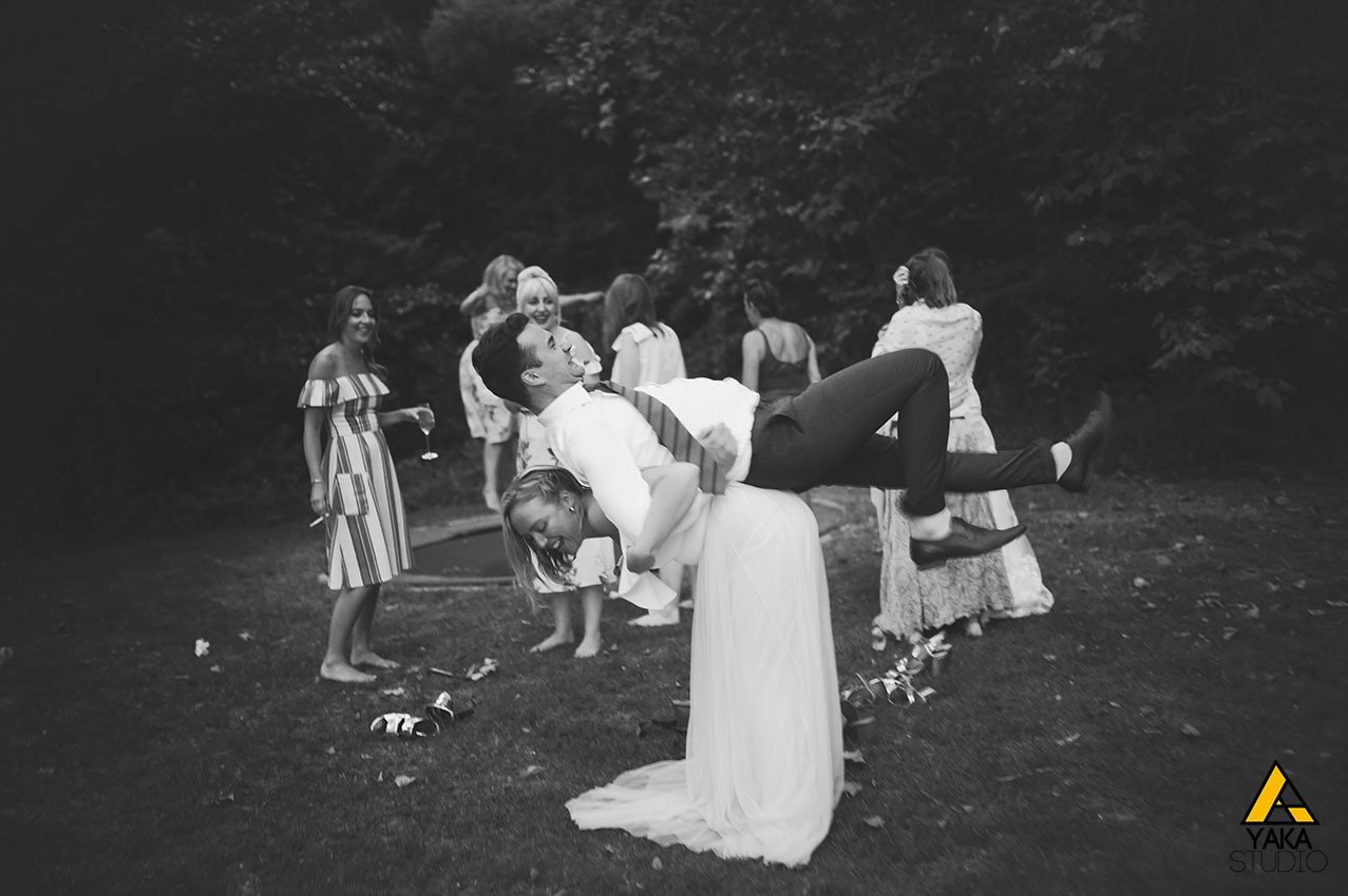 Mariée portant le marié, photographie de mariage drôle et spontanée