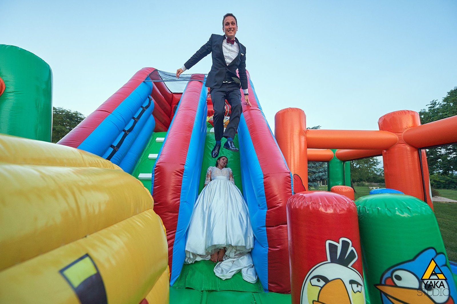Mariés dans une scène insolite et joyeuse, reportage de mariage à Toulouse