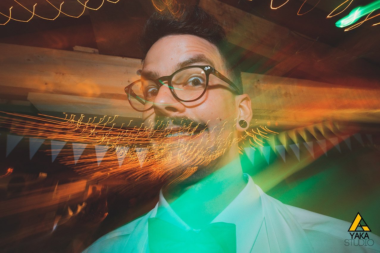Portrait insolite d’un invité pendant une soirée de mariage